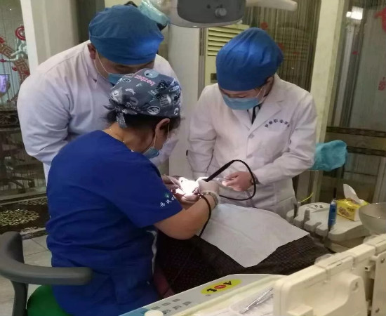 课间见习中的口腔班学生 课间见习中的口腔班学生