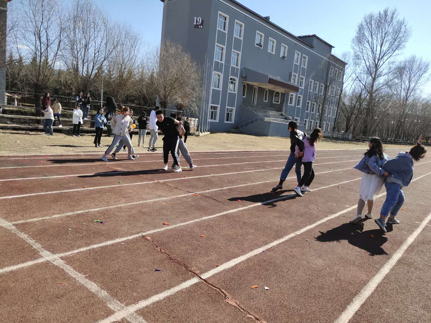 伊春职业学院开展“娱乐身心，激扬青春”趣味运动会活动