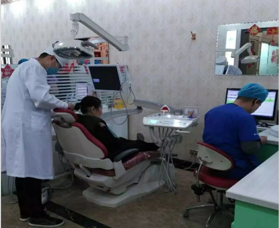 课间见习中的口腔班学生 课间见习中的口腔班学生